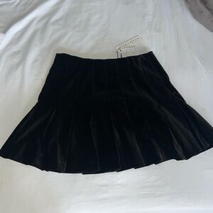 🆕 A+O PLEATED BLACK SUEDE SKIRT🖤🖤 Size 4